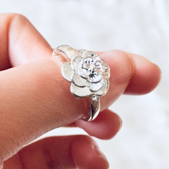 Jewelry - Silver flower ring 💍